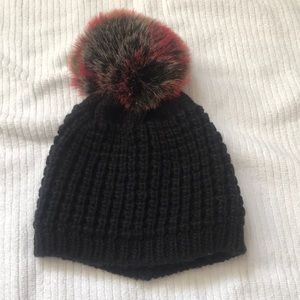 NWOT Faux Fur Pompom Classic Knitted Beanie